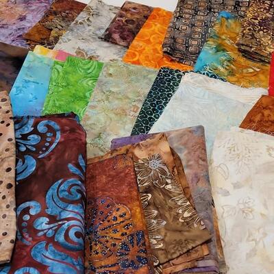 Lot 395: Fabric Quarter Bundle lot