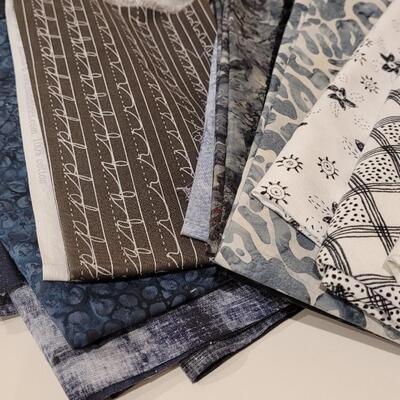 Lot 405: Fabric Quarter Bundle lot 