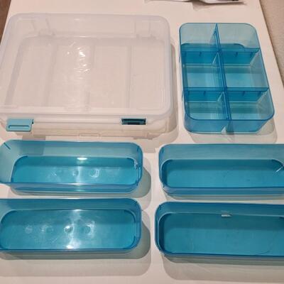 Lot 487: Organizer Container with Removable Bins