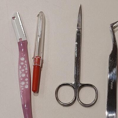 Lot 489: Sewing Notions Lot