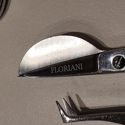 Lot 489: Sewing Notions Lot