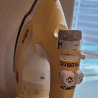 Lot 510: Oliso ittouch Iron and Ironing Rest Pad 