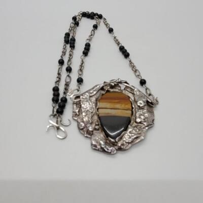 J58 - Agate set in Silver pendant with Chain.