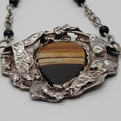 J58 - Agate set in Silver pendant with Chain.