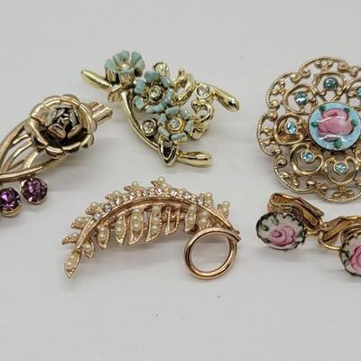 Lot J62 - Vintage Small Pins & Clip Earring Lot.