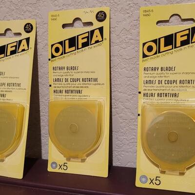Lot 537: Assortment of NEW Sealed OLFA Rotary Cutting Wheels