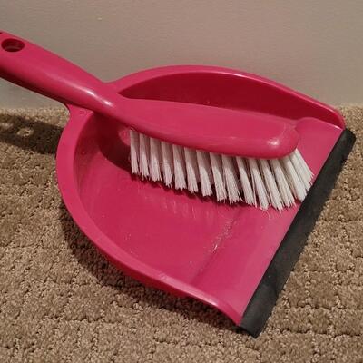 Lot 539: Cleaning Bundle - Swiffer and Dustpan/Broom