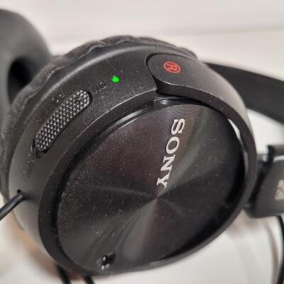 Lot 557: Sony Noice Cancelling Headphones 