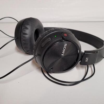 Lot 557: Sony Noice Cancelling Headphones 