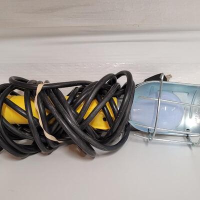 Lot 561: Hanging 10amp Shop Light 