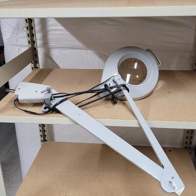 Lot 571: Vintage Magnifying Desk Lamp (no mount bracket found) WORKS