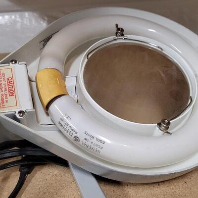 Lot 571: Vintage Magnifying Desk Lamp (no mount bracket found) WORKS