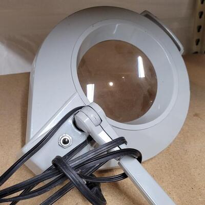 Lot 571: Vintage Magnifying Desk Lamp (no mount bracket found) WORKS