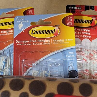 Lot 577: New Command Hooks + Felt Pad 
