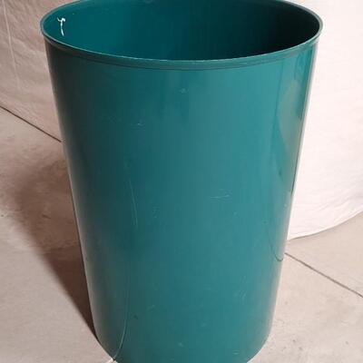 Lot 583: Trash Can Plastic 