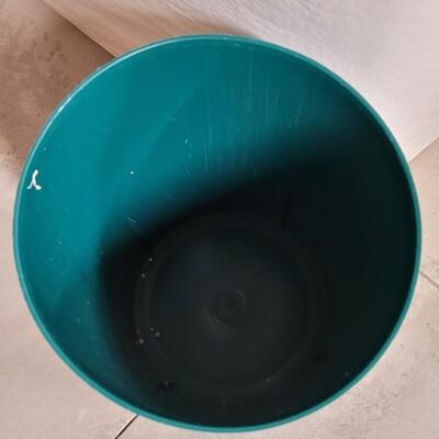 Lot 583: Trash Can Plastic 