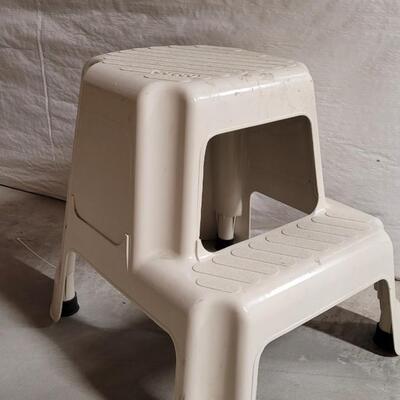 Lot 584: Plastic Step Stool 