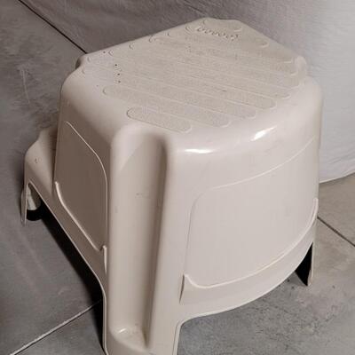 Lot 584: Plastic Step Stool 