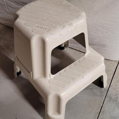 Lot 584: Plastic Step Stool 