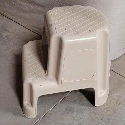 Lot 584: Plastic Step Stool 