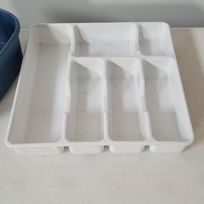 Lot 600: Plastic Caddy and Drawer Organizer 
