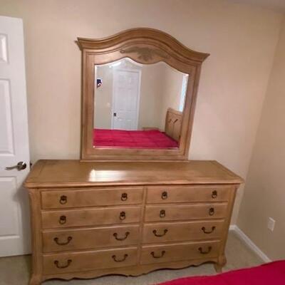 LOT#147BR3: Queen Sleigh Bed Set