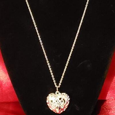 Sterling silver necklace with sterling heart pendant 17.5 g 