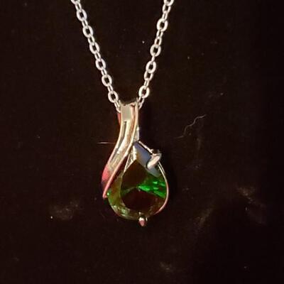 Sterling silver necklace and  green agate pendant 20.1g 