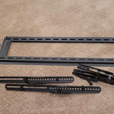 Lot 612: Large Flatscreen TV Wall Mount 