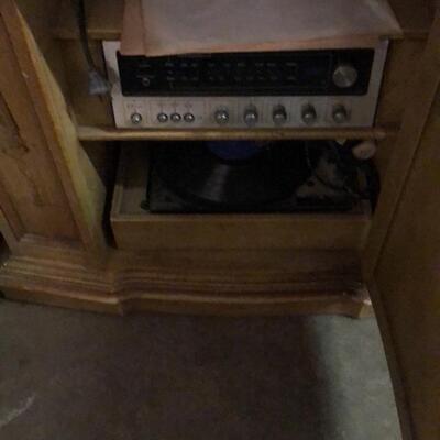 Vintage Magnavox stereo cabinet  radio and turntable 