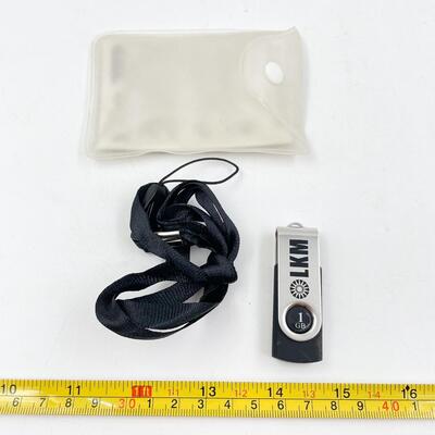 1 GB FLASH DRIVES W/LANYARDS SET OF 2