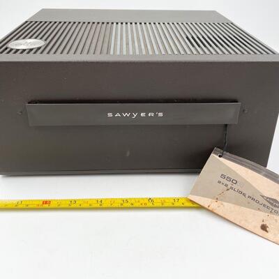 VINTAGE SAWYERâ€™S 550R 2X2 SLIDE PROJECTOR AND TRAYS
