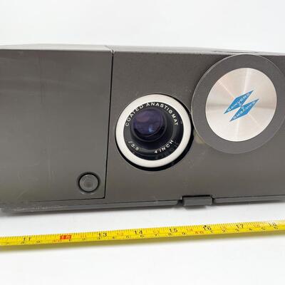 VINTAGE SAWYERâ€™S 550R 2X2 SLIDE PROJECTOR AND TRAYS