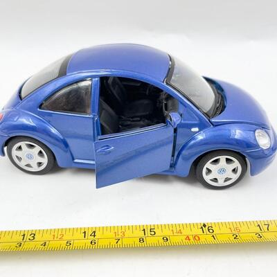 MAISTO VOLKSWAGEN â€œNEW BEETLEâ€ 1/25 SCALE MODEL CAR