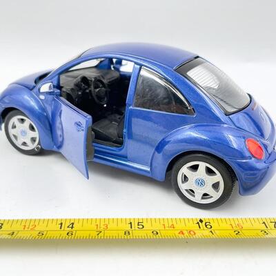MAISTO VOLKSWAGEN â€œNEW BEETLEâ€ 1/25 SCALE MODEL CAR