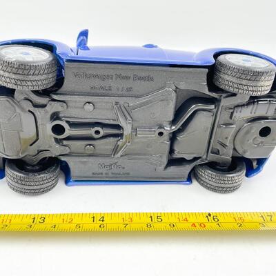 MAISTO VOLKSWAGEN â€œNEW BEETLEâ€ 1/25 SCALE MODEL CAR