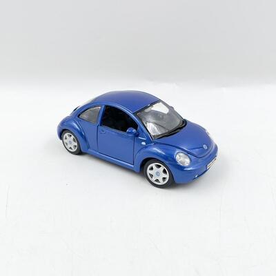 MAISTO VOLKSWAGEN â€œNEW BEETLEâ€ 1/25 SCALE MODEL CAR