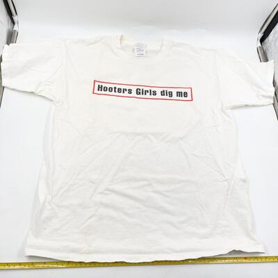HOOTERS SIZE L T-SHIRT AND MOUSE PAD