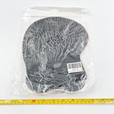 HOOTERS SIZE L T-SHIRT AND MOUSE PAD