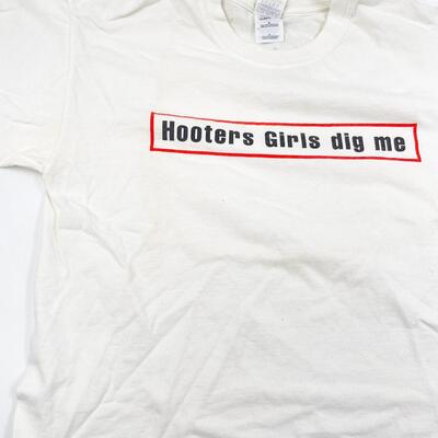 HOOTERS SIZE L T-SHIRT AND MOUSE PAD
