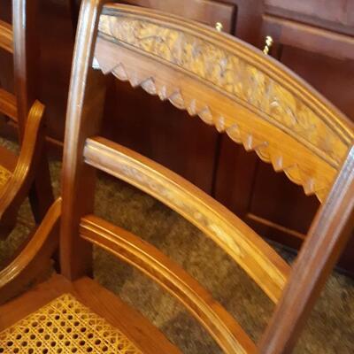 Lot 3 -Eloquent Vintage Round Wooden Dining Table with 6 chairs and two leaf inserts