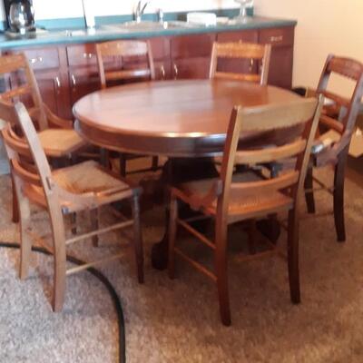 Lot 3 -Eloquent Vintage Round Wooden Dining Table with 6 chairs and two leaf inserts