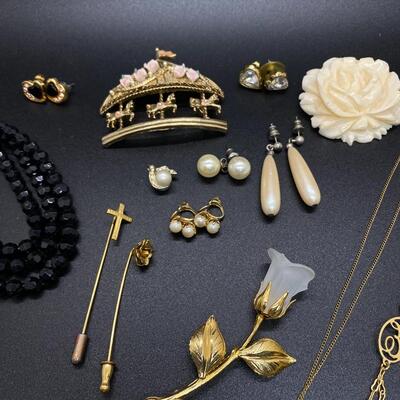 Goldtone Victorian Romance Style Jewelry Lot