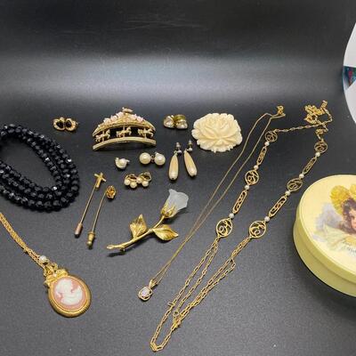 Goldtone Victorian Romance Style Jewelry Lot
