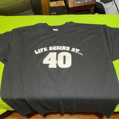 Life begins at 40 T-shirt size 2 XL
