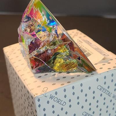 Lot 13: Crystal World: Polar Bear Paperweight 