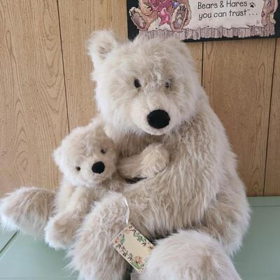 Lot 424: 18 Inch New Gund Mama & Baby Bear Gift Set (retail $320)