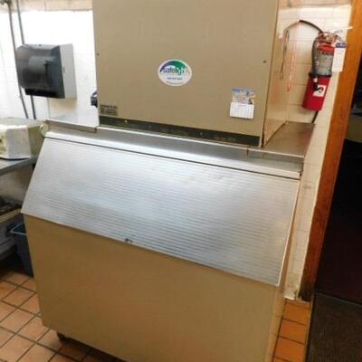 Commercial Manitowoc Series 800 Ice Maker and Bin