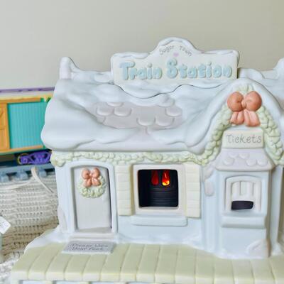 169 - Sugar Town Train, Lighted Train Station & Accessories