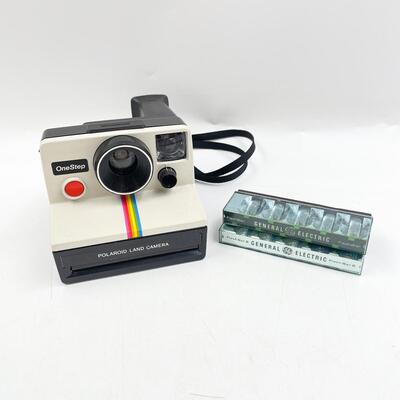 VINTAGE POLAROID ONE STEP LAND CAMERA W/FLASH BARS